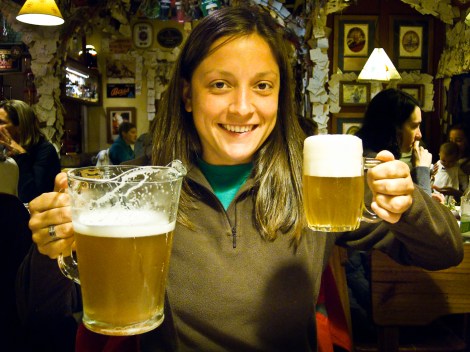 Haciendo musculitos con el litro y medio de cerveza