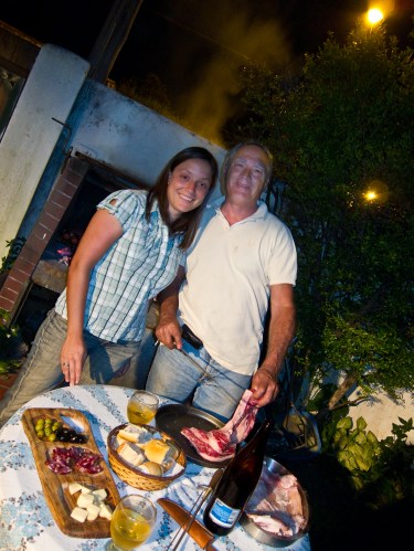 Gaby y Carlitos prestos para el asado