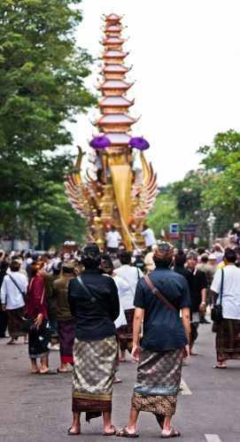 Torres en su camino hacia el templo