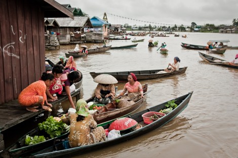 Mercado flotante Indonesia