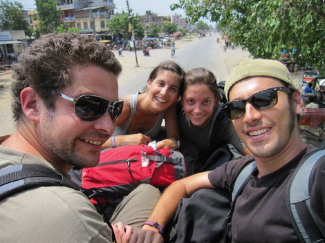 El equipo llegando a la frontera indo-nepalí en el techo de un autobús local