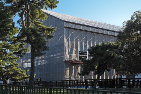 Donde si se lo curran es cuando reparan o pintan un tempo... Lo cubren enterito y a trabajar 