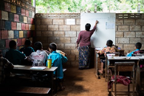 Clase en la escuela Km. 42