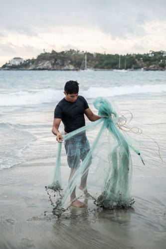 Pescador en Zicatela