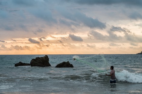 Pesca en la playa de Zicatela