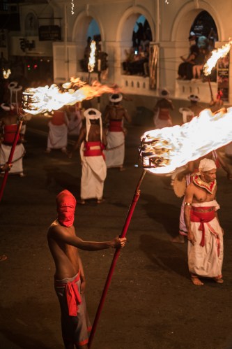 Antorchas en el Esala Perahera