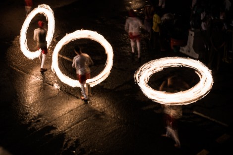 Fuego en el Esala Perahera