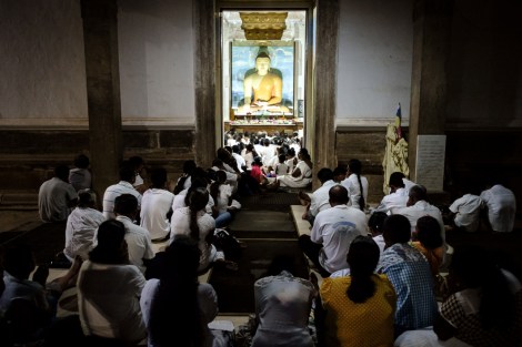 Rezando en un templo