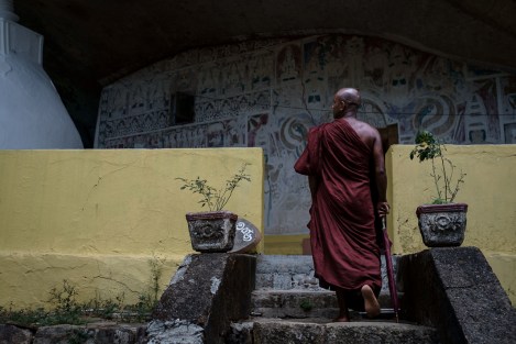 Monje en un templo cerca de Ella