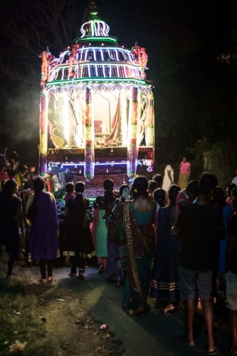 Carroza en una procesión hindú
