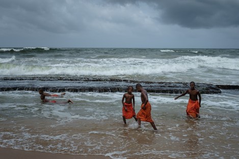 Monjes en un baño en el mar
