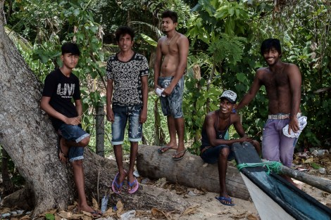 Chicos en la playa de Dondra