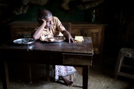 Vigilante de un templo de Sri Lanka